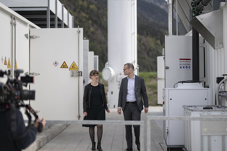 La ministre grisonne des infrastructures, Carmelia Maissen, et le directeur général d'Axpo, Christoph Brand, ont inauguré ensemble le site de production d'hydrogène vert à Domat/Ems (GR). © KEYSTONE/GIAN EHRENZELLER