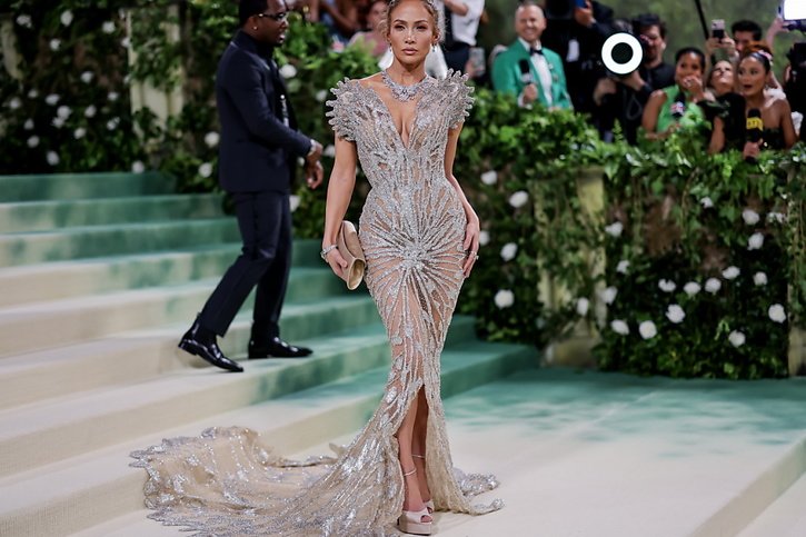 Jennifer Lopez, qui coprésidait la soirée aux côtés de Zendaya et Bad Bunny, portait une robe Schiaparelli. © KEYSTONE/EPA/JUSTIN LANE