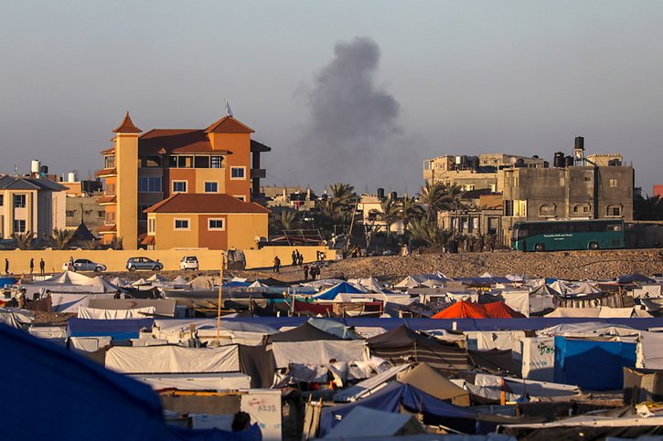 De la fumée s'élève après une frappe israélienne sur Rafah. © KEYSTONE/EPA/MOHAMMED SABER
