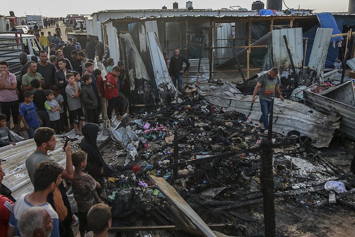 Des survivants devant les dégâts de nouvelles frappes israéliennes sur Rafah qui ont fait au moins quarante victimes, selon le Hamas, lundi. © KEYSTONE/AP/Jehad Alshrafi