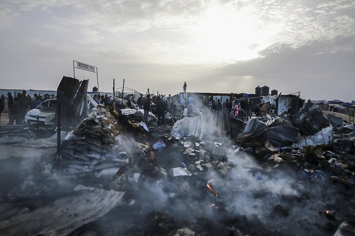 La Défense civile palestinienne a fait état de nombreux corps "carbonisés" dans l'incendie qui a ravagé après le bombardement israélien le camp de déplacés de Barkasat, géré par l'agence de l'ONU pour les réfugiés palestiniens (Unrwa), dans le nord-ouest de Rafah. © KEYSTONE/AP/Jehad Alshrafi