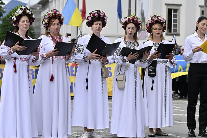 Certains des choristes qui ont chanté à Lucerne portaient le costume ukrainien. © KEYSTONE/WALTER BIERI