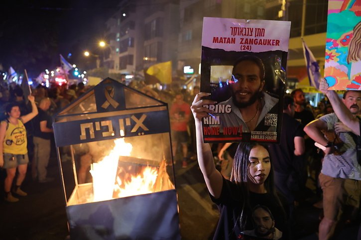 La pression monte en Israël, où des dizaines de milliers de personnes ont manifesté samedi soir. © KEYSTONE/EPA/ABIR SULTAN