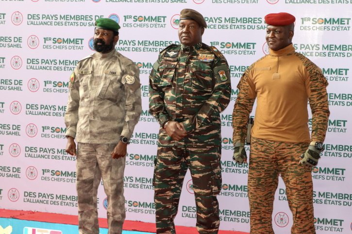Les régimes militaires au pouvoir au Burkina, au Mali et au Niger ont acté la création d'une confédération entre leurs trois États. © KEYSTONE/EPA/ISSIFOU DJIBO