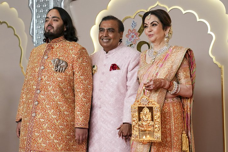 Mukesh Ambani (au centre) pose avec son fils Anant et sa femme Neeta at Anant Ambani. © KEYSTONE/AP/Rajanish Kakade