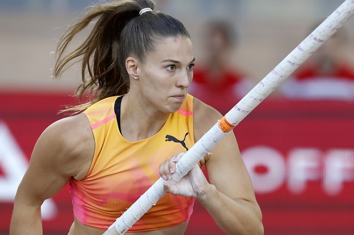 Angelica Moser est entrée dans une nouvelle dimension en passant 4m88 à Monaco © KEYSTONE/EPA/SEBASTIEN NOGIER