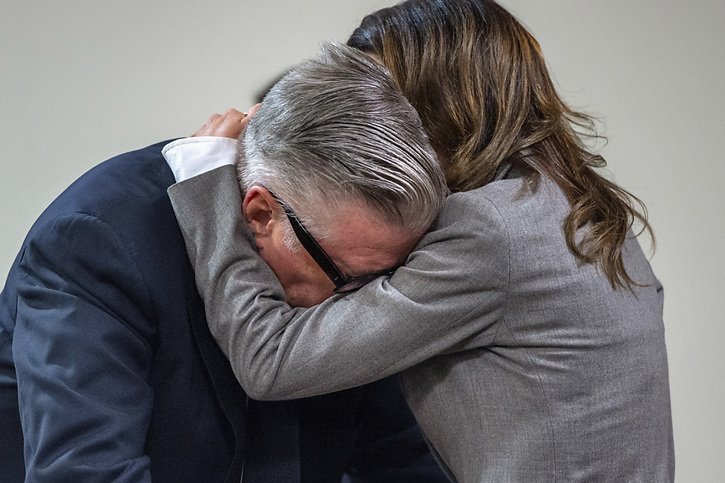 A l'annonce de l'annulation de son procès, Alec Baldwin a immédiatement fondu en larmes. © KEYSTONE/AP/Eddie Moore