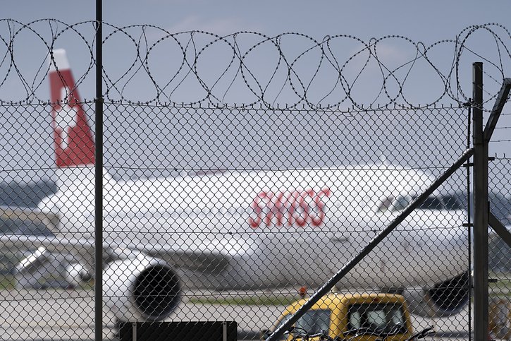 Les passagers concernés seront contactés directement et auront la possibilité de reporter leur voyage à une date ultérieure sans frais ou d'être remboursés intégralement, ajoute la compagnie aérienne.(KEYSTONE/Gaetan Bally) © KEYSTONE/GAETAN BALLY