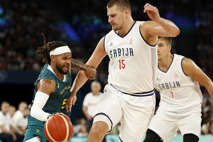 Jokic (15) et la Serbie ont renversé l'Australie en quart © KEYSTONE/EPA/CAROLINE BREHMAN