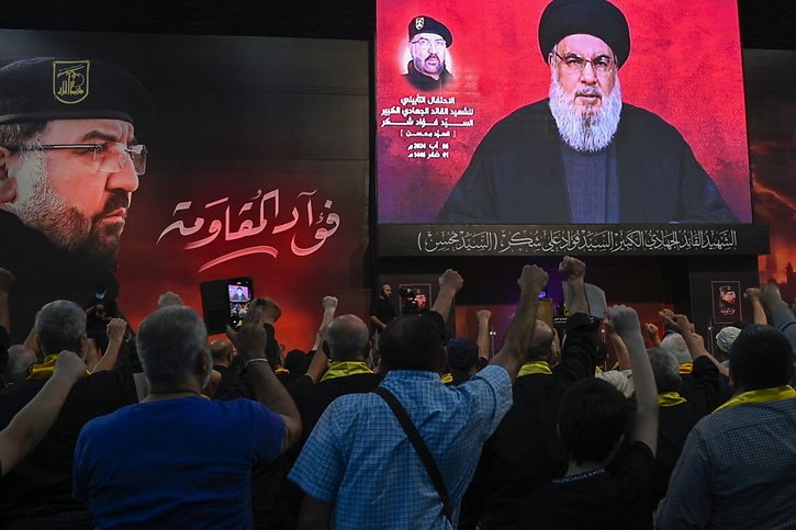 Le chef du Hezbollah libanais, Hassan Nasrallah, a affirmé que le Hezbollah riposterait "seul ou dans le cadre d'une réponse unifiée de tout l'axe" de la résistance, dirigé par Téhéran et qui regroupe ses alliés dans la région. © KEYSTONE/EPA/WAEL HAMZEH