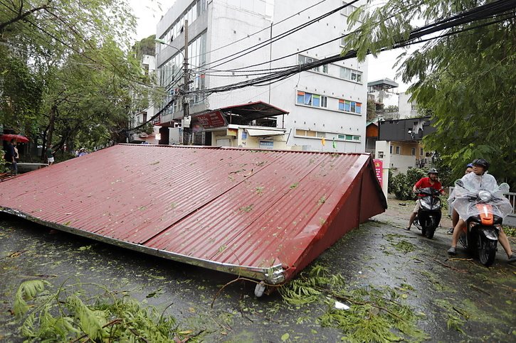 De nombreux toits ont été arrachés, comme ici dans la capitale Hanoï. © KEYSTONE/EPA/LUONG THAI LINH