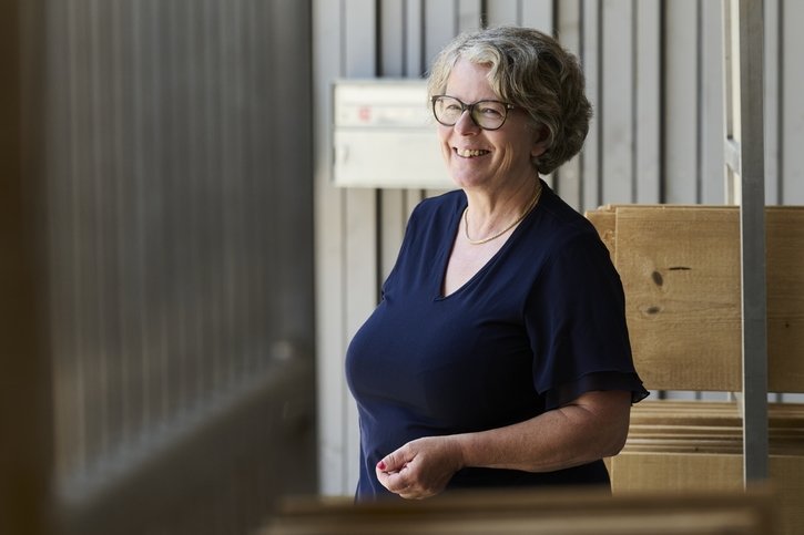 Aux caves de la Tzintre, Jocelyne Cotting chapeaute l’affinage de la production de fromages de plusieurs dizaines d’alpages. © Jean-Baptiste Morel