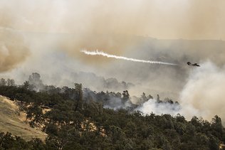 Des milliers de Californiens fuient un violent incendie