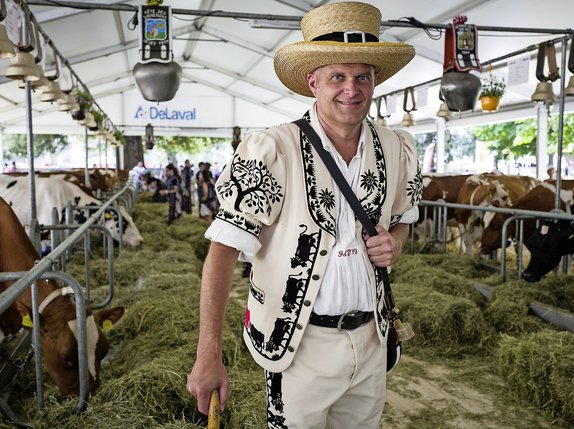 «Les vaches et les armaillis ont la cote», constate Denis Rohrbasser devant la ferme de la fête, à la Méjon Friboua.  © Matthieu Zellweger