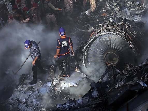 L'avion s'est écrasé sur un quartier résidentiel de Karachi. © KEYSTONE/EPA/SHAHZAIB AKBER