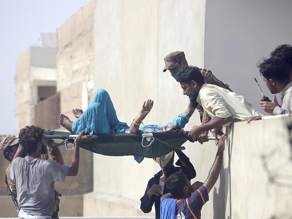 Des survivants ont été retrouvés sur le site du crash. © KEYSTONE/AP/Fareed Khan