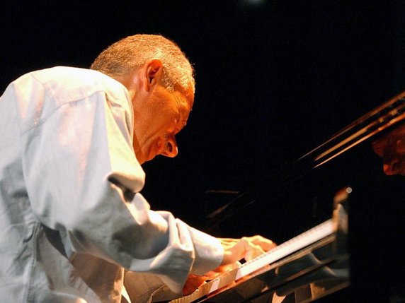 Keith Jarrett s'est produit plusieurs fois en Suisse (ici en 2002 au festival de Montreux / archives). © KEYSTONE/ANDREE-NOELLE POT