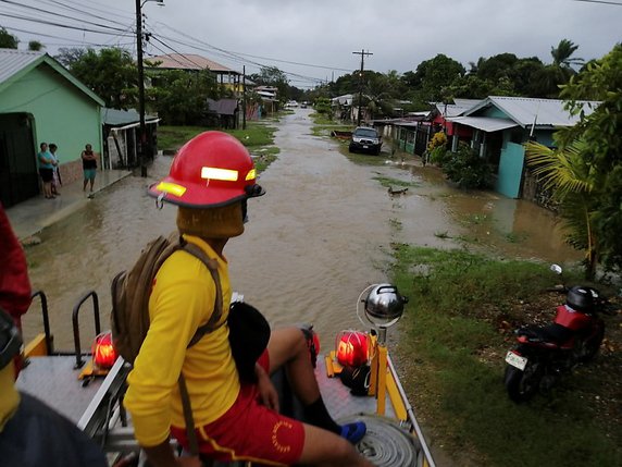 Le NHC prédit des "vents catastrophiques, des inondations soudaines et des glissements de terrain" au Nicaragua, Honduras et Salvador. © KEYSTONE/EPA/Honduran fire department /HANDOUT
