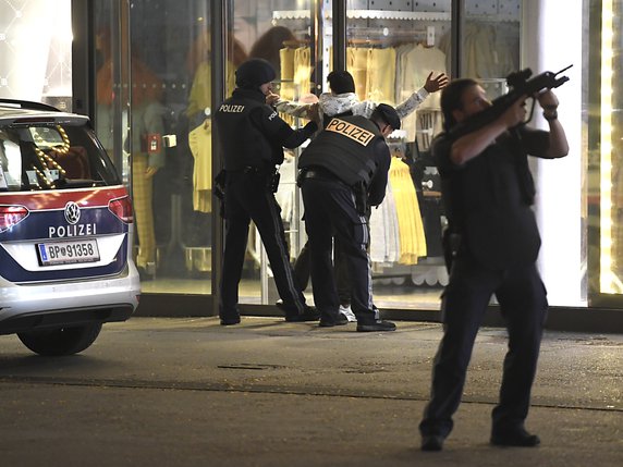 La police de Vienne a abattu l'un des tireurs. © KEYSTONE/APA/APA/ROLAND SCHLAGER