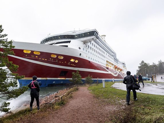 Le "Grace", qui reliait Stockholm au port finlandais de Turku, a touché la rive pour une raison encore indéterminée peu avant une escale à Mariehamn, dans l'archipel autonome des îles Aland. © KEYSTONE/AP/Niclas Nordlund