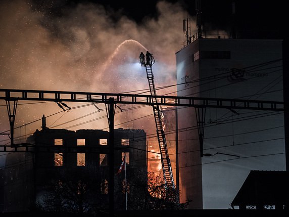 Un gros incendie s'est déclaré dans le moulin de Maroggia (TI) vers 17h00. © KEYSTONE/Ti-PressKEYSTONE/Davide Agosta
