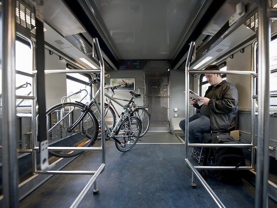 Pour l'ATE, la réservation obligatoire pour les vélos sur les tous les trains longue distance n'est pas une solution (photo prétexte). © KEYSTONE/GAETAN BALLY