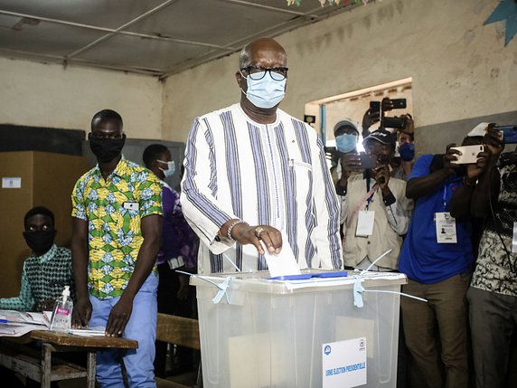 Le président sortant Roch Marc Christian Kaboré a été réélu dès le premier tour à la tête du Burkina Faso. © KEYSTONE/AP/Sophie Garcia