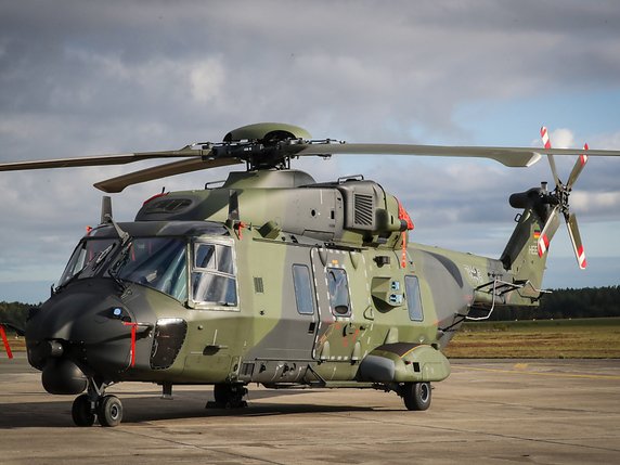 La marine allemande avait déjà commandé 18 hélicoptères NH90, dont sept ont été livrés, et l'armée de Terre doit en disposer à terme de 82 exemplaires. (archives) © KEYSTONE/EPA/FOCKE STRANGMANN