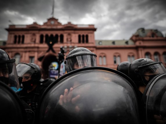 La police a dû intervenir à Buenos Aires au lendemain du décès de Maradona © KEYSTONE/EPA/Juan Ignacio Roncoroni