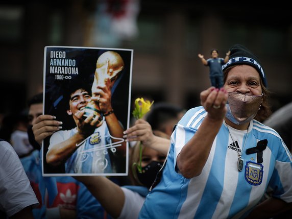 Des milliers de supporters argentins rendent hommage à Maradona © KEYSTONE/EPA/JUAN IGNACIO RONCORONI