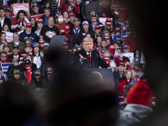 Le président américain Donald Trump a réitéré en Géorgie sa victoire aux dernières élections, qui donnent pourtant Joe Biden vainqueur. © KEYSTONE/AP/Ben Gray