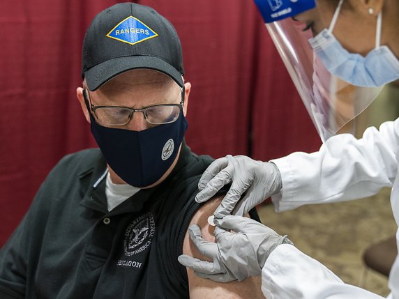 Le ministre américain de la défense Christopher Miller s'est fait vacciner contre le Covid-19 devant une caméra pour encourager la population à en faire de même. © KEYSTONE/EPA/MANUEL BALCE CENATA / POOL