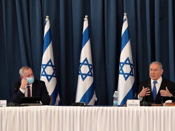 Après leur dernier duel électoral, en mars dernier, Benjamin Netanyahu (à droite) et Benny Gantz avaient temporisé pour former un gouvernement "d'unité et d'urgence" pour affronter la crise sanitaire en mettant un terme à la plus longue crise politique de l'histoire de l'Etat hébreu (archives). © KEYSTONE/EPA AFP POOL/GALI TIBBON / POOL