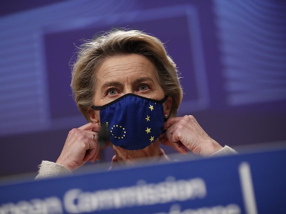 La présidente de la Commission européenne, Ursula von der Leyen, s'est félicitée de l'accord historique entre l'Union européenne et le Royaume-Uni lors d'une conférence de presse. © KEYSTONE/AP/Francisco Seco