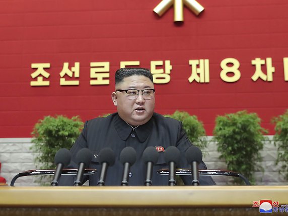 Dans son discours, le guide suprême nord-coréen Kim Jong Un a fait le constat de l'échec du plan quinquennal de développement économique, adopté lors du dernier congrès de 2016. © KEYSTONE/AP