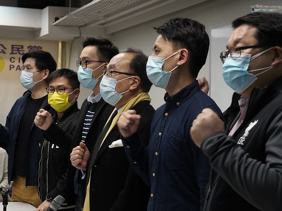 Des activistes pro-démocratie dénoncent lors d'une conférence de presse les arrestations par la police hongkongaise d'une cinquantaine de figures de l'opposition. © KEYSTONE/AP/Vincent Yu