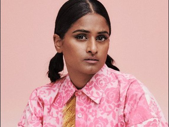 Priy Ragu, la chanteuse zurichoise d'origine srilankaise, fait partie des artistes émergents pour 2021 selon le magazine anglais de musique NME. © Twitter