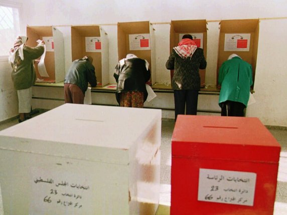 Le dernier scrutin présidentiel a eu lieu en janvier 2005 et les dernières législatives en janvier 2006 en Palestine (archives). © KEYSTONE/AP/LAURENT REBOURS
