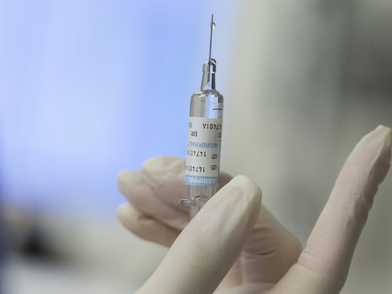 Elaborer un nouveau vaccin contre la grippe sans connaître les virus en circulation, la quadrature du cercle pour les chercheurs (archives). © KEYSTONE/GAETAN BALLY