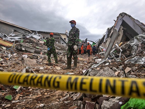 Des dizaines de corps sans vie ont été retirés des décombres de bâtiments effondrés à Mamuju, la capitale provinciale de l'ouest de Célèbes. © KEYSTONE/AP/Yusuf Wahil