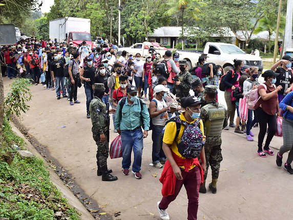 Des milliers de personnes ont quitté le Honduras à pied jeudi afin de rejoindre les Etats-Unis. © KEYSTONE/EPA/JOSE VALLE