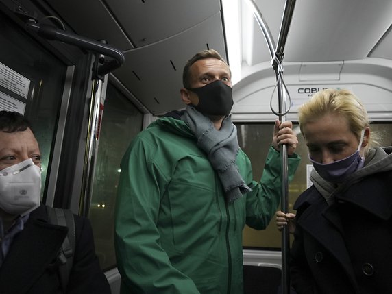 Alexeï Navalny et sa femme Iulia sont arrivés à Moscou dimanche soir. Ci-dessus, il se trouve dans une navette qui l'emmène à l'aéroport de Cheremetievo où il a été interpellé par la police. © KEYSTONE/AP/Mstyslav Chernov