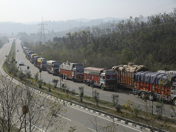 En 2019, plus de 150'000 personnes ont trouvé la mort dans quelque 500'000 accidents sur les routes indiennes (photo prétexte), © KEYSTONE/AP/Channi Anand
