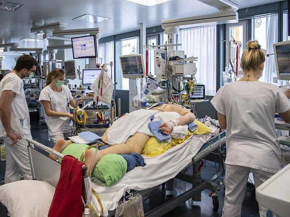 Septante-cinq décès supplémentaires sont à déplorer et 129 malades ont été hospitalisés. © KEYSTONE/PETER SCHNEIDER