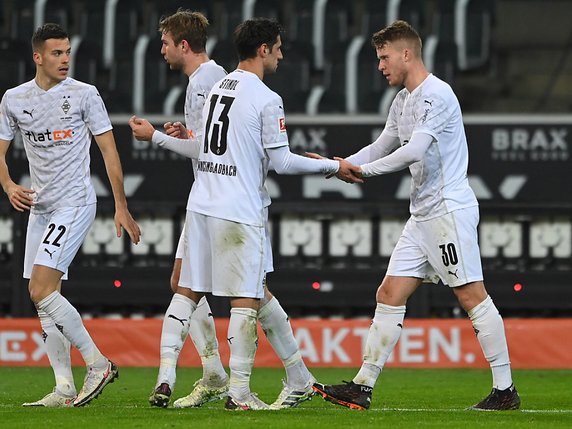 Nico Elvedi (à droite) a largement contribué au succès 1-0 de Gladbach contre le Werder Brême. © KEYSTONE/EPA/SASCHA STEINBACH / POOL