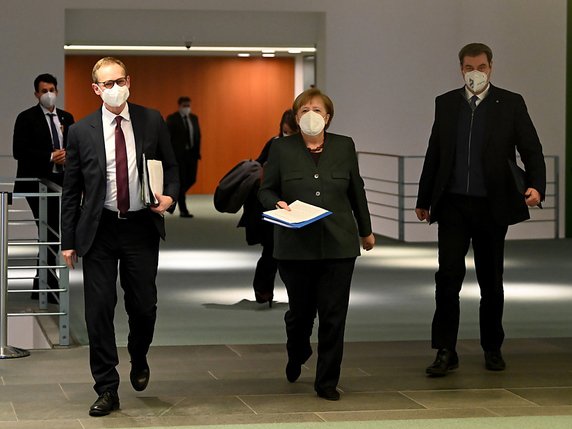 Angela Merkel avec le maire de Berlin Michael Müller (à gauche) et le ministre-président de Bavière Markus Söder. © KEYSTONE/EPA/FILIP SINGER / POOL