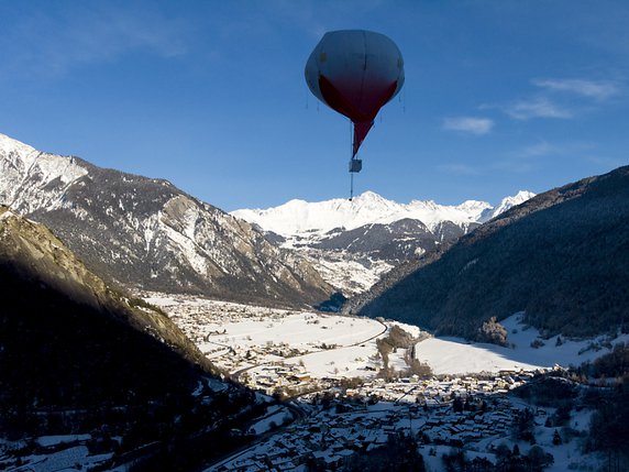 Le ballon à hélium de l'EPFL peut monter jusqu'à 800 mètres. © KEYSTONE/LAURENT GILLIERON