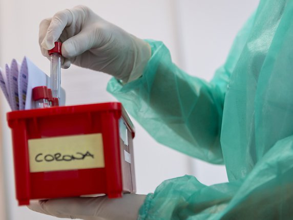 La Suisse compte mercredi 2727 nouveaux cas de coronavirus (archives). © KEYSTONE/JEAN-CHRISTOPHE BOTT