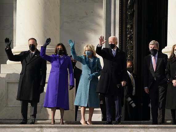 Joe Biden et son épouse Jill étaient arrivés dans la matinée au Capitole, tout comme la vice-présidente Kamala Harris et son mari Doug Emhoff. © KEYSTONE/AP/J. Scott Applewhite