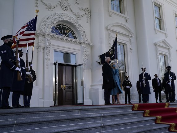 Joe Biden et son épouse Jill devant la Maison Blanche. © KEYSTONE/AP/Evan Vucci
